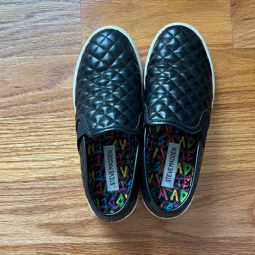steve madden quilted sneakers
size 4 / black